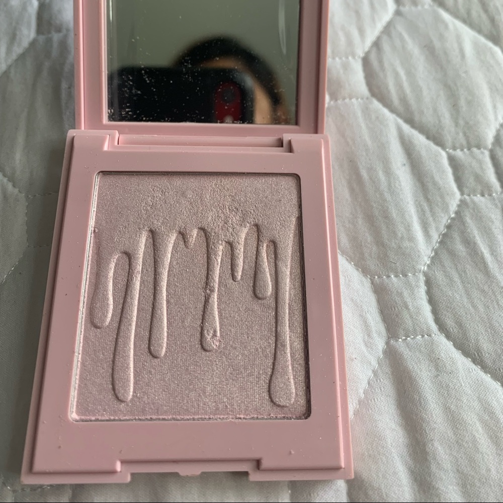 Kylie illuminating powder